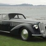 El 1939 Alfa Romeo 8C 2900B Touring Berlinetta es uno de los coches más bellos y avanzados de su época. Su diseño aerodinámico y motor supercargado de 2.9 litros y ocho cilindros en línea lo convirtieron en uno de los favoritos entre los entusiastas de los coches deportivos antes de la Segunda Guerra Mundial. En 2016, una versión de este modelo se vendió por 19,8 millones de dólares en una subasta de RM Sotheby’s, demostrando la alta demanda que aún tiene.

Este Alfa Romeo no solo destaca por su aspecto, sino también por su rendimiento excepcional y su historia en el automovilismo. Con solo unos pocos ejemplares en circulación, su exclusividad y pedigree de carreras lo convierten en una inversión codiciada por los coleccionistas.