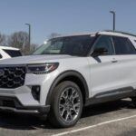 El Ford Explorer 2025 continúa siendo una de las opciones más robustas en el segmento de SUV medianos. Con un precio base de $39,785, este SUV se destaca por su amplitud y practicidad. Ofrece hasta 85.8 pies cúbicos de carga detrás de los asientos delanteros, mientras que la tercera fila de asientos deja 16.3 pies cúbicos de espacio, ideal para llevar equipaje extra. Su motor de alto rendimiento y su configuración con tres filas de asientos lo convierten en una excelente opción para viajes largos y familias grandes. Aunque no es el modelo más caro de Ford, su relación calidad-precio lo hace altamente competitivo.