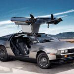 Aunque el Delorean DMC-12 se ganó la inmortalidad cinematográfica gracias a Regreso al Futuro, su diseño en la vida real dejaba mucho que desear en términos de seguridad. Su característica más llamativa, las puertas de ala de gaviota, carecían de un sistema de liberación rápida. Esto significaba que, tras un accidente, los ocupantes podían quedar atrapados, una situación crítica en caso de incendio o vuelco. Un icono estético, sí, pero un peligro en caso de colisión.