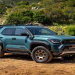 Cuando hablamos de vehículos duraderos, el Toyota 4Runner es uno de los primeros modelos que nos viene a la mente. Durante más de una década, este SUV ha dominado los rankings de fiabilidad. Un impresionante 4.2% de sus modelos superan las 200.000 millas, mientras que un 0.3% alcanza las 300.000 millas. Este rendimiento demuestra no solo su ingeniería robusta, sino también el alto nivel de satisfacción de los propietarios, que mantienen sus vehículos en funcionamiento durante años.

El 4Runner destaca por su capacidad para enfrentar condiciones difíciles, lo que lo convierte en la opción ideal para aquellos que necesitan un vehículo capaz de resistir el paso del tiempo sin comprometer el rendimiento. Su durabilidad es incomparable y sigue siendo uno de los favoritos para quienes buscan fiabilidad y rendimiento en un solo paquete.