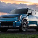 El Kia EV9 ha emergido como una opción asequible dentro del segmento de SUVs eléctricos. Este modelo ofrece una autonomía de hasta 512 km, lo que lo convierte en un excelente SUV de tres filas para familias. El costo de mantenimiento durante los primeros 10 años es de $5,285, lo que lo coloca entre los más económicos para su categoría. Además, Kia ha demostrado avances en fiabilidad, aunque el modelo es relativamente nuevo, por lo que la fiabilidad a largo plazo aún está en evaluación.

Costo promedio anual de mantenimiento: N/D

Retiradas totales: 7

Precio de venta inicial (2026): $54,900