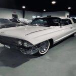 Si hay un convertible que definió la década de los 60 en términos de lujo accesible, ese es el Cadillac Serie 62. Con un diseño renovado que destacaba por sus aletas discretas y un toque de cromo moderado, el 62 era la opción preferida para aquellos que buscaban lujo sin exageración. Con un motor V8 de 390 pulgadas cúbicas que generaba 320 hp, este modelo era perfecto para quienes buscaban una conducción suave y refinada.

Además, el Serie 62 fue el más asequible de los tres, con un precio inicial de $5,588 (aproximadamente $59,000 actuales). A pesar de ser el más económico, el modelo ofrecía aire acondicionado, dirección asistida, frenos asistidos, y asientos eléctricos, lo que lo hacía muy competitivo en cuanto a tecnología para su tiempo. Si busca una experiencia de conducción relajada y elegante sin romper el banco, el Cadillac Serie 62 es una excelente opción.