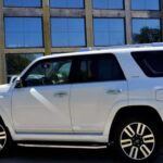 El Toyota 4Runner es sinónimo de resistencia. Su construcción con chasis sobre bastidor (body-on-frame) lo hace un referente en el mundo de los SUV duraderos. Los propietarios de este modelo a menudo reportan que sus 4Runner superan las 300,000 millas, lo que demuestra la calidad y longevidad del vehículo. Además, su depreciación es baja, lo que convierte al 4Runner en una inversión a largo plazo. Si lo cuidas bien, este SUV sigue dando guerra muchos años después de lo esperado, manteniendo su valor y eficiencia.
