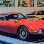 El Toyota 2000GT es un coche que no solo dejó su marca en la historia automovilística, sino que también tuvo su momento en el cine, apareciendo en la película de James Bond You Only Live Twice. Con solo 351 unidades producidas, este deportivo japonés se convirtió en un símbolo de la ambición de Japón en la industria automovilística en la década de 1960. Equipado con un motor de 2.0L DOHC de seis cilindros en línea, el 2000GT combinaba estilo, potencia y una ingeniería de avanzada para su época. Es un modelo altamente codiciado por coleccionistas debido a su exclusividad y legado.