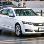 El Chevrolet Impala ha sido una opción preferida para generaciones de estadounidenses por su comodidad, fiabilidad y suavidad en la conducción. Este sedán de tamaño completo es ideal para viajes largos, ofreciendo un interior espacioso y un maletero grande. Su construcción robusta lo hace resistente al desgaste diario, y las características de infoentretenimiento avanzadas y su cabina silenciosa brindan una experiencia de manejo cómoda. A pesar de que los modelos más nuevos están desapareciendo del mercado, el Impala sigue siendo una opción confiable en el mercado de autos usados, valorada por su durabilidad.