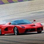 Aunque algunos preferirán la precisión del McLaren P1 o la usabilidad del Porsche 918 Spyder, el LaFerrari es el más emocional de los tres. Con su V12 híbrido y diseño escultural, es una obra de arte que empuja los límites de la ingeniería italiana. Accesible dentro del mundo de los hipercoches, es una experiencia única tanto visual como sonora.
