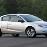 El Saturn Ion fue una de las grandes decepciones de General Motors. Con la intención de competir con los autos japoneses asequibles, Saturn presentó el Ion, pero el diseño era deficiente, y su conducción resultaba incómoda. A pesar de los intentos de marketing, el Ion sufrió una serie de retiradas del mercado, lo que lo hizo aún menos confiable. Este auto se considera uno de los mayores responsables de la desaparición de Saturn en 2010.