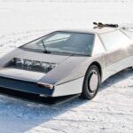 El Aston Martin Bulldog fue diseñado para alcanzar un récord de 322 km/h, un objetivo ambicioso para la década de los 70. Su motor V8 biturbo entregaba 600 caballos de potencia, lo que lo convertía en uno de los superdeportivos más potentes de su época. Aunque no alcanzó su objetivo inicial de velocidad, el Bulldog alcanzó en 2023 los 330 km/h tras una restauración completa, cumpliendo su meta más de 40 años después. Este coche sigue siendo un ícono del diseño y la potencia, con puertas de ala de gaviota y un perfil bajo que lo hacía aún más impresionante.