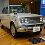 En la década de 1960, Toyota necesitaba un modelo que pudiera conquistar el mercado estadounidense. El Toyota Corona fue la respuesta. Con un diseño más acorde a los gustos americanos y un motor más potente, el Corona fue un éxito rotundo, multiplicando por tres las ventas de la marca. Este sedán se convirtió en el coche elegido por miles de conductores japoneses para recorrer las autopistas en expansión de Japón y fue el primer Toyota en superar el millón de unidades vendidas en el mercado doméstico.