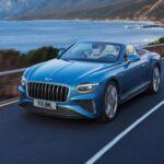 Desde su adquisición en 1998, Bentley ha continuado con su legado de lujo, aunque ahora bajo el ala de Volkswagen. La marca británica, famosa por sus vehículos de alta gama, pasó a formar parte del conglomerado alemán tras la venta de Rolls-Royce. A pesar de los desafíos para electrificar la marca, Bentley continúa produciendo modelos como el Continental GT y el Bentayga, un SUV de lujo que ha cautivado a los consumidores más exigentes. Bentley ya ha anunciado su transición a vehículos eléctricos, con su primer modelo EV previsto para 2025.