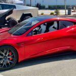 Con la promesa de revolucionar el mundo de los coches eléctricos, Tesla presentó el Roadster 2020 como un superdeportivo completamente eléctrico. Con una aceleración impresionante de 0 a 100 km/h en solo 1.9 segundos y una velocidad máxima de más de 400 km/h, el Roadster se posiciona como uno de los coches más rápidos de la historia. A lo largo de los años, ha fijado nuevos estándares en el rendimiento de los coches eléctricos, demostrando que los vehículos de cero emisiones pueden ser igual de potentes que los tradicionales.