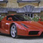El Ferrari Enzo, nombrado en honor al fundador de la marca, es uno de los coches más icónicos de Ferrari. Su motor V12 de 6 litros genera 660 caballos de fuerza y permite que el Enzo alcance una velocidad máxima de 350 km/h (217 mph). Su aceleración de 0 a 100 km/h en 3.65 segundos lo posiciona como uno de los coches más rápidos de su tiempo. Con un peso de 1,255 kg, el Enzo es ligero para su tamaño, lo que ayuda a optimizar su rendimiento. La historia del Enzo también está marcada por un gesto único: el coche número 400 fue donado al Papa Juan Pablo II, aunque posteriormente fue vendido para caridad.