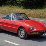 El Alfa Romeo Spider es un coche italiano que no necesita presentación. Con un diseño firmado por Pininfarina y un motor twin-cam, el Spider es la definición de un deportivo clásico europeo. Aunque no es el coche más rápido de la lista, su sensación de manejo y su sonido característico lo hacen único. Los modelos Graduate y Serie 3 son los más accesibles, con precios que rondan entre 10.000 y 20.000 dólares. Si buscas un coche que te haga sentir en una película italiana, el Spider es perfecto.