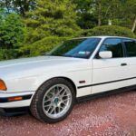 El BMW 530i E34 de 1994 supuso una revolución dentro de la marca bávara: fue el primero de su serie con un motor V8 de 3.0 litros y 218 CV, el legendario M60B30. Su conducción ágil, su equilibrio y su diseño atemporal lo convierten hoy en un coche muy valorado por los puristas. No es el más potente, pero es el que marcó el camino del lujo deportivo alemán de los años 90.