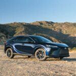 El Lexus RX es un clásico del segmento SUV premium, y el modelo de 2018 ofrece la combinación perfecta de lujo, eficiencia y fiabilidad. Puedes encontrarlo con un potente motor V6 de 295 CV o en su versión híbrida, el RX 450h, que ofrece tracción total y un consumo ajustado. Aunque no sea el más deportivo del grupo, su acabado impecable, bajo coste de mantenimiento y excelentes puntuaciones en seguridad lo convierten en un valor seguro para compradores que priorizan el largo plazo.