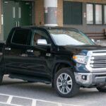 La Toyota Tundra es conocida por su fiabilidad, pero en cuanto a los materiales interiores, algunos críticos han señalado que no son de la misma calidad que los de otras marcas de lujo. Los plásticos de baja gama y otros componentes de menor calidad pueden restar valor a la experiencia de conducción. A pesar de esto, la Tundra sigue siendo muy popular debido a su capacidad de trabajo y su excelente durabilidad, especialmente en modelos más nuevos.