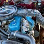El motor Iron Duke de 2.5 litros de General Motors se diseñó como una respuesta a la crisis del petróleo de la década de 1970, con un enfoque en la fiabilidad y el bajo costo. Sin embargo, su desempeño dejó mucho que desear. Con apenas 87 caballos de fuerza y 123 lb-pie de torque, este motor fue criticado por su falta de potencia, especialmente en vehículos como el Chevrolet Camaro. Además, el motor presentaba problemas de vibración, ruido y aspereza, lo que perjudicaba la experiencia de conducción. Aunque duradero, el Iron Duke estaba lejos de ser el motor ideal para aquellos que buscaban un rendimiento más refinado y eficiente.