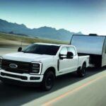 La Ford F-350 Super Duty es conocida por su durabilidad y capacidad para realizar trabajos extremadamente exigentes. En 2025, este modelo sigue destacándose con una gama de motores potentes, incluidos un V8 de 6.8L a gasolina y dos versiones del turbodiésel V8 de 6.7L, alcanzando hasta 1,200 lb-ft de torque en su versión de alta salida. Además de su capacidad de remolque excepcional, Ford ha mejorado la tecnología del interior, incluyendo una pantalla táctil de 12 pulgadas y el sistema SYNC 4. Su capacidad de remolque, que aún no se ha especificado con exactitud, promete ser una de las mejores de su categoría. Con un precio que parte de los 48,000 dólares, la F-350 es ideal para quienes necesitan un camión robusto y altamente funcional.