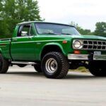 El Toyota Hilux de 1969 es una de las pickups más legendarias fuera de los Estados Unidos. Con su llegada al mercado estadounidense, el Hilux rápidamente ganó la confianza de los conductores por su fiabilidad y eficiencia. Su diseño compacto, combinado con la robustez de su ingeniería, lo convirtió en una excelente alternativa a las pickups americanas de la época. Además, el Hilux tuvo un impacto significativo en la industria de las camionetas debido a su durabilidad y la capacidad de ofrecer un bajo consumo de combustible, elementos que lo convirtieron en un favorito para quienes buscaban una opción económica sin sacrificar capacidad de carga.