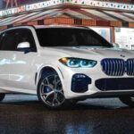 El BMW X5 2023 es uno de los modelos más emblemáticos de la marca, y con un precio base de 61,600 USD, ofrece una capacidad de carga impresionante de hasta 72.3 pies cúbicos con los asientos abatidos. Además, cuenta con un interior tecnológico y control de tracción de última generación, que lo convierte en una opción muy popular para aquellos que buscan potencia y espacio en un SUV de lujo. Su diseño renovado y las opciones de motorización lo convierten en uno de los mejores de su clase.

Innovación: Espacio de carga optimizado y tecnología avanzada.

Motor: 3.0L turboalimentado y opciones híbridas.

Impacto: Es perfecto para quienes buscan confort, tecnología y capacidad.
