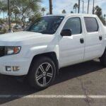 La Honda Ridgeline se destaca por su construcción unibody, lo que le permite ofrecer una experiencia de conducción más suave y cómoda que otras camionetas tradicionales. Si buscas una camioneta que combine comodidad de coche con capacidad de carga, la Ridgeline es una opción sólida. Sin embargo, su diseño único no siempre es del gusto de todos los compradores, y su capacidad de carga no llega al nivel de los modelos más tradicionales, lo que la coloca en el cuarto puesto.

Puntos fuertes: Confort, diseño innovador y manejo suave.

Puntos débiles: Menor capacidad de carga y diseño divisivo.