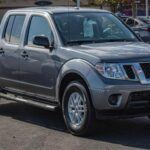 Cuando se viaja largas horas, la comodidad es fundamental, y el Nissan Frontier no es precisamente un modelo que brinde la mejor experiencia en este aspecto. Con asientos traseros pequeños y un diseño interior algo anticuado, los viajes largos pueden volverse incómodos rápidamente. Además, el espacio limitado para las piernas puede hacer que incluso los conductores más pequeños se sientan apretados, lo que genera incomodidad y fatiga.

Para un viaje más cómodo, sería mejor considerar camiones como la Toyota Tacoma o la Chevrolet Colorado, que ofrecen una experiencia más espaciosa y cómoda en su interior.