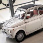 El Fiat Abarth 595 es la versión de alto rendimiento del Fiat 500 original, un coche que marcó una era en Italia tras la Segunda Guerra Mundial. Aunque su tamaño pequeño y su potencia modesta de 30 caballos de fuerza pueden sorprender, el Abarth 595 está diseñado para ofrecer una agilidad sin igual. Este modelo se destaca por su motor trasero y su agilidad en el manejo, lo que lo convierte en una máquina sorprendentemente divertida de conducir.

El Abarth 595 no solo es una pieza clave en la historia de los coches pequeños deportivos, sino también una verdadera joya para los aficionados a los coches clásicos con motor trasero. Su tamaño compacto y su diseño único lo convierten en un coche perfecto para quienes buscan un deportivo que se pueda disfrutar tanto en carretera como en circuito.
