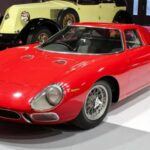 El Ferrari 250 LM de 1964 es uno de los coches más legendarios de Ferrari, tanto en diseño como en rendimiento. Con solo 32 unidades producidas, este coche se convirtió en uno de los modelos más raros de la marca. En 2015, se subastó por la asombrosa cantidad de 17,6 millones de dólares.

Equipado con un motor V12 de 3.3 litros montado en el centro, el 250 LM fue un éxito en las competiciones de alto nivel, destacándose con victorias en eventos como las 24 Horas de Le Mans. Este Ferrari no solo es una joya por su historia, sino por su exclusividad y el aura de elegancia que siempre ha caracterizado a la marca italiana.