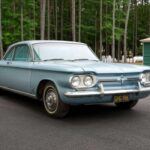 El Chevrolet Corvair fue uno de los modelos más controvertidos en la historia del automóvil estadounidense. Su manejo inestable y comportamiento impredecible causaron múltiples accidentes, especialmente en condiciones adversas. Además, se reportaron casos de fugas de gases tóxicos al habitáculo, lo que aumentó aún más su mala reputación. Fue el coche que motivó el libro Unsafe at Any Speed de Ralph Nader, iniciando así un movimiento por la seguridad vial en EE. UU.