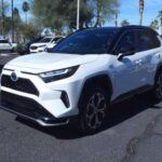 La Toyota RAV4 ha sido un referente en el mercado de SUVs por su fiabilidad y eficiencia de combustible. Su versión híbrida y enchufable hace que atraiga tanto a conductores tradicionales como a aquellos interesados en alternativas ecológicas. En 2026, la RAV4 se consolidará aún más como líder, gracias a las mejoras constantes en seguridad y tecnología que Toyota sigue implementando.