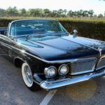 Si el Cadillac Serie 62 era el rey de la elegancia accesible, el Imperial Crown de Chrysler era el yate terrestre de lujo. Con un motor V8 de 413 pulgadas cúbicas y 340 hp, el Imperial no solo era más largo que el Cadillac, sino que también ofrecía una experiencia de conducción superior. Su diseño sobrio, con sus alerones recortados y parrilla dividida, lo hacía destacar sin necesidad de alardear.

El Imperial Crown de 1962 tenía un longitud de 570 cm, lo que lo convertía en uno de los autos más grandes de su clase. Este modelo fue el más potente de los tres y destacaba por su imponente presencia. Con un precio de $6,149 (aproximadamente $64,000 actuales), el Imperial Crown era para quienes querían algo más que un coche, un símbolo de estatus y exclusividad. Si lo que busca es poder y distinción, este es el convertible para usted.