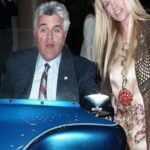 California ha introducido la Ley Leno, un proyecto de ley patrocinado por el senador Shannon Grove y respaldado por el famoso coleccionista de coches Jay Leno. Esta ley busca aliviar los requisitos de pruebas de emisiones para vehículos con más de 35 años, reduciendo las barreras regulatorias para los propietarios de coches clásicos. Al facilitar la conservación y disfrute de estos vehículos, se ayuda a que los coleccionistas puedan mantener sus coches sin enfrentar pruebas de emisiones costosas y frecuentes.