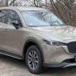 El Mazda CX-5 ha ganado gran popularidad gracias a su mezcla de rendimiento, eficiencia y fiabilidad. Según un estudio de J.D. Power, Mazda se posiciona entre las marcas más confiables del mercado, y el CX-5 no es la excepción. Este SUV de tamaño compacto es ideal para aquellos que buscan un vehículo económico tanto en consumo como en mantenimiento, sin sacrificar el confort. Con una conducción ágil y un diseño atractivo, el CX-5 ha demostrado ser una opción de largo recorrido para quienes desean un vehículo duradero a un precio accesible.