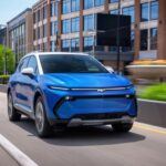 El Chevrolet Equinox EV es el SUV eléctrico más asequible del mercado en 2025, con un precio inicial de $33,600. Este crossover subcompacto tiene una autonomía de 319 millas, siendo una excelente opción para quienes buscan un EV económico. A pesar de que Chevrolet no es conocido por ser la marca más fiable, el Equinox EV ha destacado por su bajo costo de mantenimiento, estimado en $5,096 durante los primeros 10 años, lo que es considerablemente menos que el promedio de un SUV tradicional.

Costo promedio anual de mantenimiento: $537

Retiradas totales: 3

Precio de venta inicial (2025): $33,600