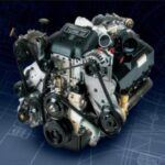 Introducido en 1994, el Ford Power Stroke Turbo Diesel V8 de 7.3L, creado en colaboración con Navistar, se posicionó como un gigante de la industria. Con 210 caballos de fuerza y 425 lb-pie de par motor en su versión inicial, este motor rápidamente demostró ser fiable y duradero. La segunda generación, lanzada en 1999, aumentó la potencia a 250 caballos y el par motor a 505 lb-pie. Muchos propietarios informan que estos motores superan las 400,000 millas sin problemas significativos, lo que hace que el Power Stroke 7.3L sea un símbolo de fiabilidad en el mundo de las camionetas.
