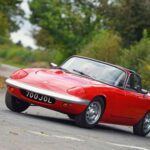 Diseñado por el legendario Colin Chapman, el primer Lotus Elan es la quintaesencia del minimalismo eficiente. Ligero como una pluma y con un comportamiento dinámico que aún hoy sirve de ejemplo, el Elan Mk1 demostró que menos puede ser mucho más. Su tacto de dirección y chasis lo convierten en una joya pura del automovilismo británico.