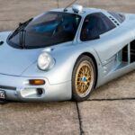 El Isdera Commendatore 112i es uno de los coches más exclusivos y misteriosos de los años 90. Creado por Eberhard Schulz, exingeniero de Porsche, este modelo nunca llegó a ser producido en masa, convirtiéndolo en un tesoro raro. A pesar de no haber alcanzado la producción, el 112i presentaba un diseño innovador y un motor impresionante que lo posicionaba entre los mejores superdeportivos de su tiempo. El modelo fue una colaboración con Mercedes, lo que lo hizo aún más deseable entre los aficionados a los coches de lujo.