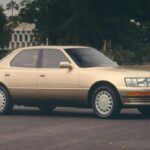 Cuando Toyota lanzó el Lexus LS400 en 1989, revolucionó el mercado de los coches de lujo. El LS400 no solo era competitivo en precio, sino que ofrecía una fiabilidad y tecnología que muchos constructores europeos no podían igualar. Su motor V8 de 1UZ-FE se destacó por su suavidad y durabilidad, convirtiéndolo en un referente de fiabilidad. Este modelo no solo consolidó la marca Lexus, sino que también forzó a marcas como Mercedes-Benz y BMW a mejorar su calidad para competir.