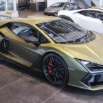 Lamborghini, conocida por sus superdeportivos de alto rendimiento, se unió al Grupo Audi en 1998, convirtiéndose en parte del conglomerado de Volkswagen. Desde entonces, la marca ha producido iconos como el Aventador y el Urus, un SUV de lujo que ha aumentado las ventas de Lamborghini en todo el mundo. Actualmente, Lamborghini está explorando la electrificación, con el Revuelto como su primer modelo electrificado. La marca también tiene previsto lanzar su primer coche completamente eléctrico, el Lanzador, para 2029.