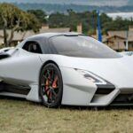 El SSC Tuatara se ha ganado su lugar en la historia por su increíble velocidad. Con una velocidad máxima verificada de 474 km/h, este superdeportivo estadounidense no solo promete sino que cumple. Aunque los intentos de alcanzar los 500 km/h no fueron verificados en su totalidad, el Tuatara sigue siendo un referente de velocidad pura, gracias a sus 1,750 caballos de fuerza y un diseño aerodinámico que lo hace destacar en el mundo de los hypercars.