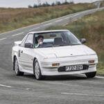 El Toyota MR2 AW11 es el ejemplo perfecto de cómo un coche ligero y ágil puede ofrecer una experiencia de conducción inolvidable. Su motor de 1.6 litros y su diseño de motor central lo convierten en un coche fácil de manejar y económico de mantener. Aunque no es muy potente, el MR2 ofrece una conducción dinámica que se asemeja a la de un go-kart. Los precios para modelos en buen estado rondan los 15.500 dólares, lo que lo hace una excelente opción para los amantes de los coches deportivos sin un gran presupuesto.