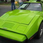 Diseñado como un “deportivo seguro”, el Bricklin SV-1 incorporaba ideas avanzadas para su época, como puertas de ala de gaviota y paragolpes absorbentes, pero la ejecución fue un desastre. Las puertas no abrían, la producción era lenta, y la empresa quebró tras fabricar menos de 3.000 unidades. Aun así, su diseño futurista y su historia peculiar le han asegurado un lugar entre los coches más extraños —y legendarios— jamás fabricados en Norteamérica.