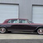Si hablamos de lujo con mayúsculas, el Rolls-Royce Silver Shadow II ocupa un lugar privilegiado. Equipado con un descomunal V8 de 6,75 litros y 220 CV, este sedán no está hecho para correr, sino para flotar. Con su suspensión autonivelante, cuero Conolly, molduras de nogal y alfombras de piel de oveja, ofrece una experiencia de viaje inigualable. Un clásico eterno, más cerca de un yate con ruedas que de un simple automóvil.