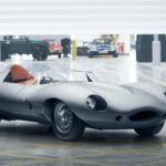Diseñado específicamente para conquistar Le Mans, el Jaguar D-Type marcó un antes y un después con sus tres victorias consecutivas (1955–1957). Equipado con versiones del motor XK de hasta 3,8 litros, fue pionero en el uso del monocasco y una aerodinámica avanzada. Hoy en día es un tesoro codiciado por coleccionistas, y sin él, el mítico E-Type probablemente no habría existido.