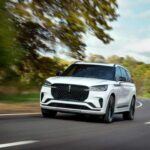 Con el regreso del Aviator en 2020, Lincoln volvió al juego de los SUV de lujo con una propuesta contundente. Su motor V6 biturbo de 400 CV ofrece una respuesta suave y contundente, ideal para viajes largos o trayectos urbanos con estilo. Además, en versiones Grand Touring añade una motorización híbrida enchufable con 494 CV y 630 Nm de par, manteniendo buenas cifras de consumo. En el interior, los asientos calefactables, el sistema de sonido y el diseño refinado lo colocan a la altura de las mejores marcas alemanas.