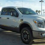 El Nissan Titan es un camión que ofrece un gran motor y una impresionante garantía, pero algunos propietarios han notado que ciertos componentes del tren motriz, como los ejes y la suspensión, están hechos con piezas más económicas. Esto podría afectar la longevidad del vehículo, especialmente para aquellos que planean usarlo para trabajo pesado o en condiciones extremas. Aunque el Titan tiene un precio competitivo, los costos de reparación podrían ser mayores a largo plazo si se requieren reemplazos frecuentes.