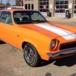El motor de 2.3 litros de 4 cilindros del Chevrolet Vega fue un experimento fallido en el que GM intentó innovar con un bloque de motor de aluminio sin camisas de hierro, lo que parecía ahorrar peso y costos. Sin embargo, esto resultó en un desastre. La falta de camisas provocó que las paredes del cilindro se deterioraran rápidamente, lo que generaba sobrecalentamiento, fugas y un consumo excesivo de aceite. Estos motores, que eran propensos a deformaciones y fallas, condenaron al Vega y a GM a una crisis de reputación. Aunque el diseño del coche fue atractivo, los problemas mecánicos con su motor lo convirtieron en uno de los mayores fracasos de la compañía.