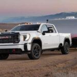 La GMC Sierra 3500HD es otra opción sobresaliente de 2025 que combina estilo con funcionalidad. Con un motor turbodiésel de 6.6L, la Sierra puede remolcar hasta 36,000 libras, igual que su primo, la Silverado. Lo que distingue a la Sierra es su nivel de lujo y las características premium, como los asientos de cuero, el sistema de audio Bose y el sistema de cámaras ProGrade que ofrece hasta 14 vistas diferentes para facilitar el remolque y estacionamiento. Disponible con el Multi-Pro tailgate y en versiones de hasta 12,000 dólares, la Sierra 3500HD es perfecta para quienes buscan un camión de trabajo que también brinde una experiencia de conducción de lujo.