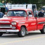 La Ford F-250 Highboy de 1971 se destacó por su robustez y su sistema de tracción en las cuatro ruedas, lo que la hizo ideal para trabajos pesados y aventuras fuera de carretera. Su estampa elevada le otorgaba una presencia imponente, y su capacidad de maniobra en terrenos difíciles la hizo muy popular entre los entusiastas de los 4x4. La F-250 Highboy fue creada para soportar las condiciones más duras, lo que la convirtió en una de las camionetas preferidas de los trabajadores rurales y de los off-roaders. Este modelo, aunque ya clásico, sigue siendo un emblema de la resistencia y la funcionalidad.