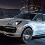 El Porsche Cayenne 2023 no es solo otro SUV de lujo, es un verdadero avance tecnológico sobre ruedas. Con un precio de partida de 72,200 USD, ofrece una suspensión neumática mejorada y un sistema de dirección trasera para facilitar maniobras en espacios reducidos. Además, su control de crucero adaptativo y faros LED Matrix que giran con las ruedas delanteras, ofrecen una experiencia de conducción única. También está disponible en versión híbrida, lo que le permite combinar lo mejor de los dos mundos.

Innovación: Faros LED adaptativos y tecnología híbrida.

Motor: V6 y V8 turboalimentado, con opción híbrida.

Impacto: Ideal para los que buscan deportivo, lujo y sostenibilidad.